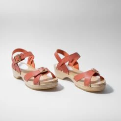 YOUYOU YVY BUCKLE CLOGS